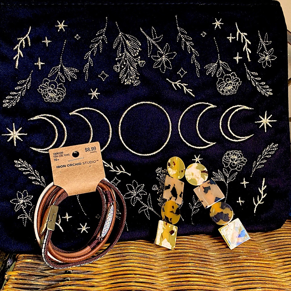 ECCOLO- NWT Clutch w/Gold Moon & Floral Embroidery & FREE bracelet or hair clip!